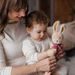 BABYONO HRAČKA PÍSKACÍ S KOUSÁTKEM RABBIT KARO 3M+ - KOUSÁTKA - PRO DĚTI