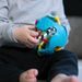 BABY EINSTEIN HRAČKA SENZORICKÝ MÍČ S KOUSÁTKEM RATTLE & SENSE™ 3M+ - SENZORICKÉ HRAČKY - PRO DĚTI