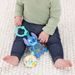BRIGHT STARTS HRAČKA NA C KROUŽKU SENZORICKÁ STITCH TUMMY TUMBLE™ 0M+ - SENZORICKÉ HRAČKY - PRO DĚTI