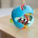 BABY EINSTEIN HRAČKA SENZORICKÝ MÍČ S KOUSÁTKEM RATTLE & SENSE™ 3M+ - SENZORICKÉ HRAČKY - PRO DĚTI