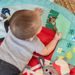 BABY EINSTEIN DEKA NA HRANÍ PRO ROZVOJ MOTORIKY A SMYSLŮ HAPPY HARVEST™ TOUCH & FEEL, 0M+ - HRACÍ DEKY - PRO DĚTI