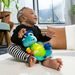 BABY EINSTEIN HRAČKA AKTIVNÍ NA C KROUŽKU ŽELVA NEPTUNE’S SENSORY SIDEKICK™ 0M+ - HRAČKY SE ZVUKY - PRO DĚTI