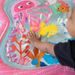 BABY EINSTEIN PODLOŽKA VODNÍ PRO ROZVOJ MOTORIKY JIGGLING JANET™ TUMMY TIME, 0M+ - HRACÍ DEKY - PRO DĚTI