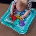 BABY EINSTEIN PODLOŽKA VODNÍ 40X40 CM SENSORY SPLASH™ 0M+ - HRA NA BŘÍŠKU - PRO DĚTI