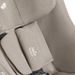 JOIE I-HARBOUR™ E SIGNATURE 2026 SANDSTONE + VLOŽKA - AUTOSEDAČKY 9-18KG - AUTOSEDAČKY A PŘÍSLUŠENSTVÍ