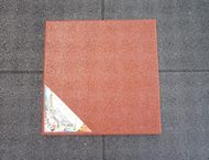 Vrchní strana dlaždice - červená (cihlová) barva