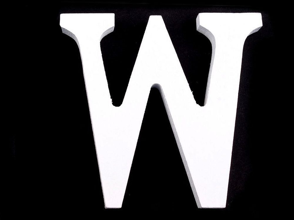 Dřevěná dekorace písmena abecedy výška 8 cm - 24 "W" bílá sněžná