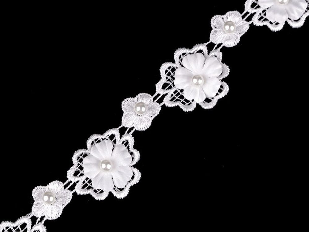 Krajka 3D květ s perlou šíře 30 mm METRÁŽ - 1 Off White