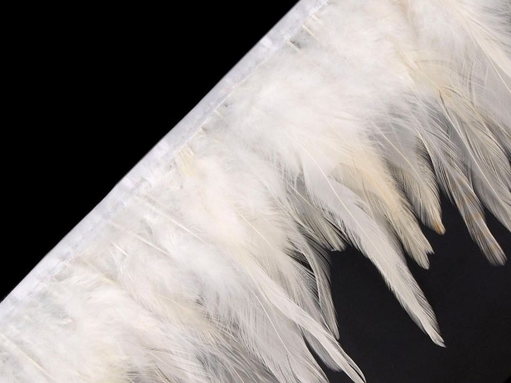Prýmek - kohoutí peří šíře 12 cm METRÁŽ - 3 bílá