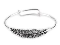 Kovový náramek s pírkem