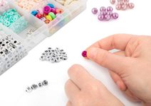 Korálky dřevěné barevné s gumičkami cca 300ks v plastové dóze 7x11cm