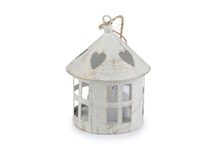 Kovová lucerna svítící k zavěšení