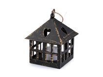 Kovová lucerna svítící k zavěšení