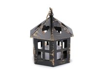 Kovová lucerna svítící k zavěšení