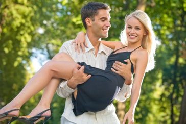 První máj: Byl pozdní večer – první máj.  Večerní máj – byl lásky čas.