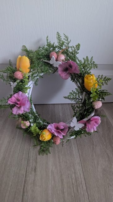 Umelé vence – štýlová jarná dekorácia, ktorá vydrží