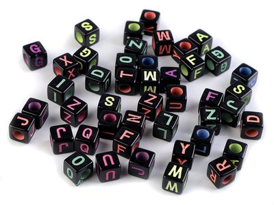 Plastové korálky s písmeny kostka 8x8 mm 25 ks{% if product.brand.name %} – Galanterka{% endif %}