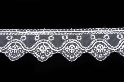 Krajka šifonová vyšívaná 70128 šíře 6cm bílá návin 9 metrů{% if product.brand.name %} – Galanterka{% endif %}