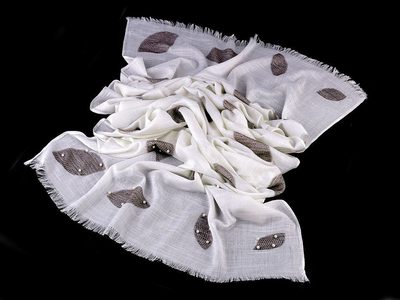 Šála s listy a perlami 65x175 cm{% if product.brand.name %} – Stoklasa{% endif %}