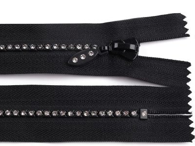 Kostěný zip šíře 4 mm délka 16 cm se štrasovými kamínky{% if product.brand.name %} – Stoklasa{% endif %}