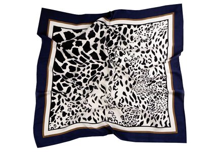 Saténový šátek leopard 70x70 cm{% if product.brand.name %} – Stoklasa{% endif %}