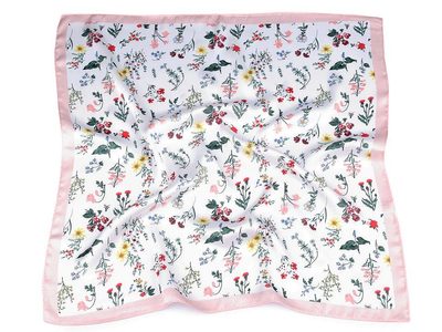 Saténový šátek luční květy 50x50 cm{% if product.brand.name %} – Stoklasa{% endif %}