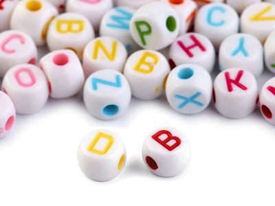 Plastové korálky s písmeny placička Ø7 mm{% if product.brand.name %} – Stoklasa{% endif %}