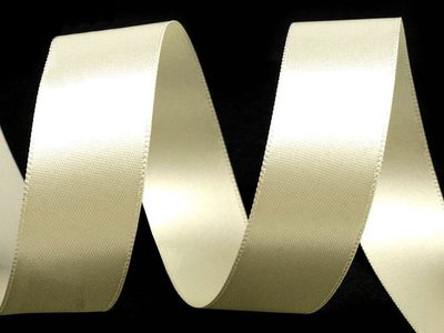 Atlasová stuha oboulící svazky šíře 24 mm návin 5 metrů{% if variant.name %} – 241 krémová nejsvět.{% endif %}