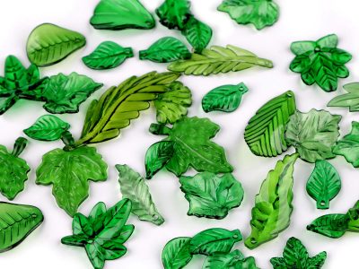 Plastové korálky lístečky mix tvarů i velikostí 20 g{% if variant.name %} – 3 zelená tmavá{% endif %}