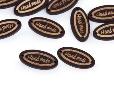 Dřevěná cedulka / ozdoba Hand made 13x27 mm 10 kusů{% if variant.name %} – 4 hnědá{% endif %}