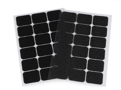 Suchý zip samolepicí obdélníčky 25x32 mm{% if variant.name %} – 2 černá{% endif %}