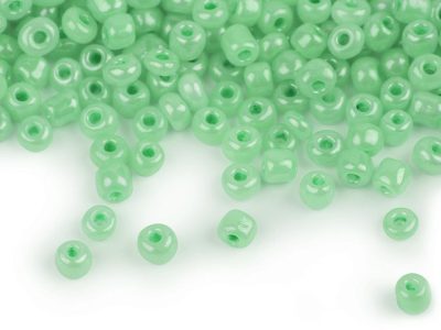 Rokajl 5/0 - 4,5 mm perleťový, neprůhledný 50 g{% if variant.name %} – 144 zelená sv.{% endif %}