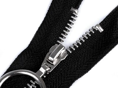 Kovový zip šíře 4 mm délka 20 cm se stříbrnými zoubky{% if product.brand.name %} – Stoklasa{% endif %}