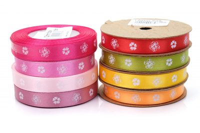 Stuha atlasová vzor květina šíře 12mm návin 18 metrů{% if product.brand.name %} – Galanterka{% endif %}