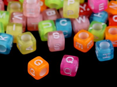 Plastové korálky s písmeny a čísly kostka 6 mm{% if product.brand.name %} – Stoklasa{% endif %}