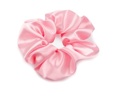 Saténová scrunchie gumička do vlasů{% if variant.name %} – 04 růžová střední{% endif %}