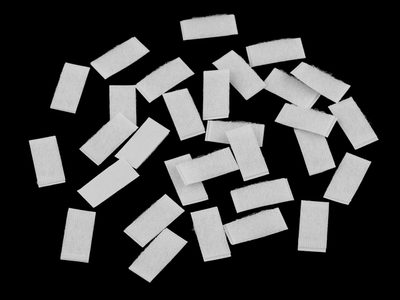 Suchý zip samolepicí obdélníčky sypané 10x20 mm - 2 bílá plyš