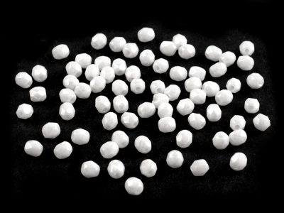 Skleněné korálky broušené ohňovky 3 mm 2,5 g{% if variant.name %} – 10. 03000/14400 bílá mléčná{% endif %}