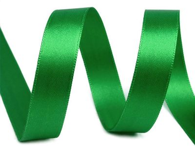 Atlasová stuha oboulící šíře 15 mm návin 20 metrů{% if variant.name %} – 309 zelená irská{% endif %}