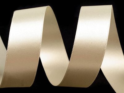 Atlasová stuha 20 metrů oboulící šíře 24 mm{% if variant.name %} – 080 241 béžovobílá{% endif %}
