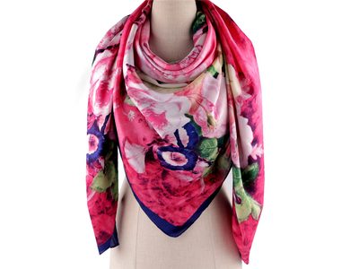 Velký saténový šátek s květy 130x135 cm{% if variant.name %} – 3 pink{% endif %}