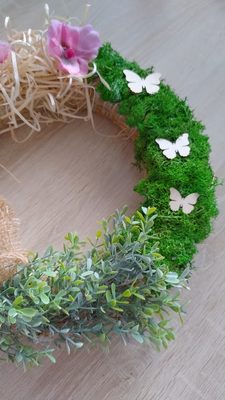 Jarní dekorativní věnec s mechem – přírodní krása o průměru 30 cm – fotka 2