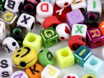 Plastové korálky mix s písmenky, srdíčky a smajlíky{% if product.brand.name %} – Stoklasa{% endif %}