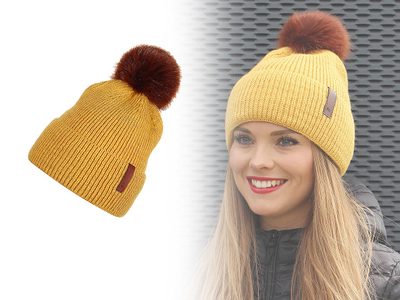 Dámská / dívčí zimní čepice s bambulí{% if product.brand.name %} – Stoklasa{% endif %}