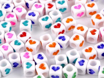 Plastové korálky se srdíčky kostka 6 mm 10 g – fotka 1