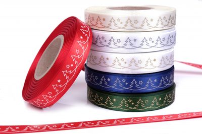 Vánoční stuha atlasová oboulící šíře 15mm vanoční stromky návin 20 metrů{% if product.brand.name %} – Galanterka{% endif %}