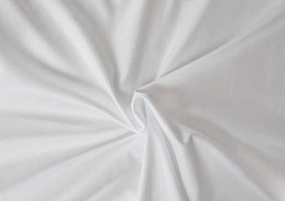 Bílé Saténové Prostěradlo 180x200 cm{% if product.brand.name %} – Kvalitex{% endif %}