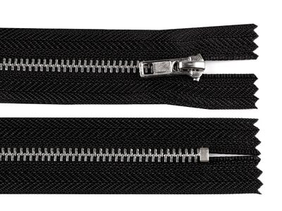Kovový zip No 3 délka 20 cm kalhotový se stříbrnými zoubky{% if product.brand.name %} – Stoklasa{% endif %}