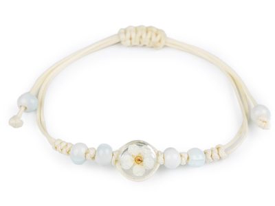 Náramek shamballa s korálky a květem{% if variant.name %} – 2 bílá{% endif %}