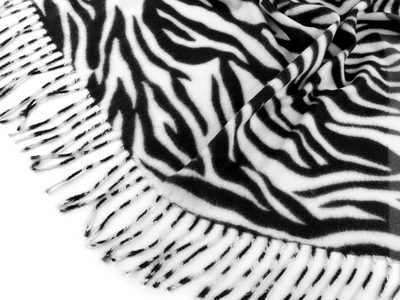 Šátek / šála s třásněmi, hřejivá, zvířecí vzor{% if product.brand.name %} – Stoklasa{% endif %}